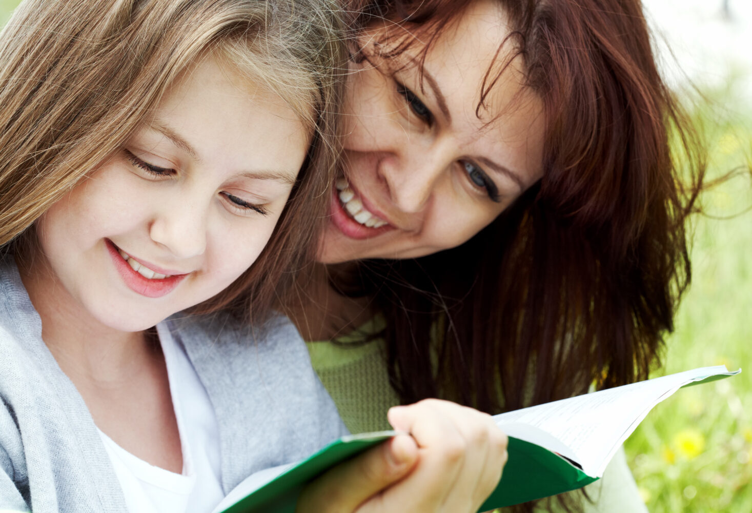 daughter-mom-reading