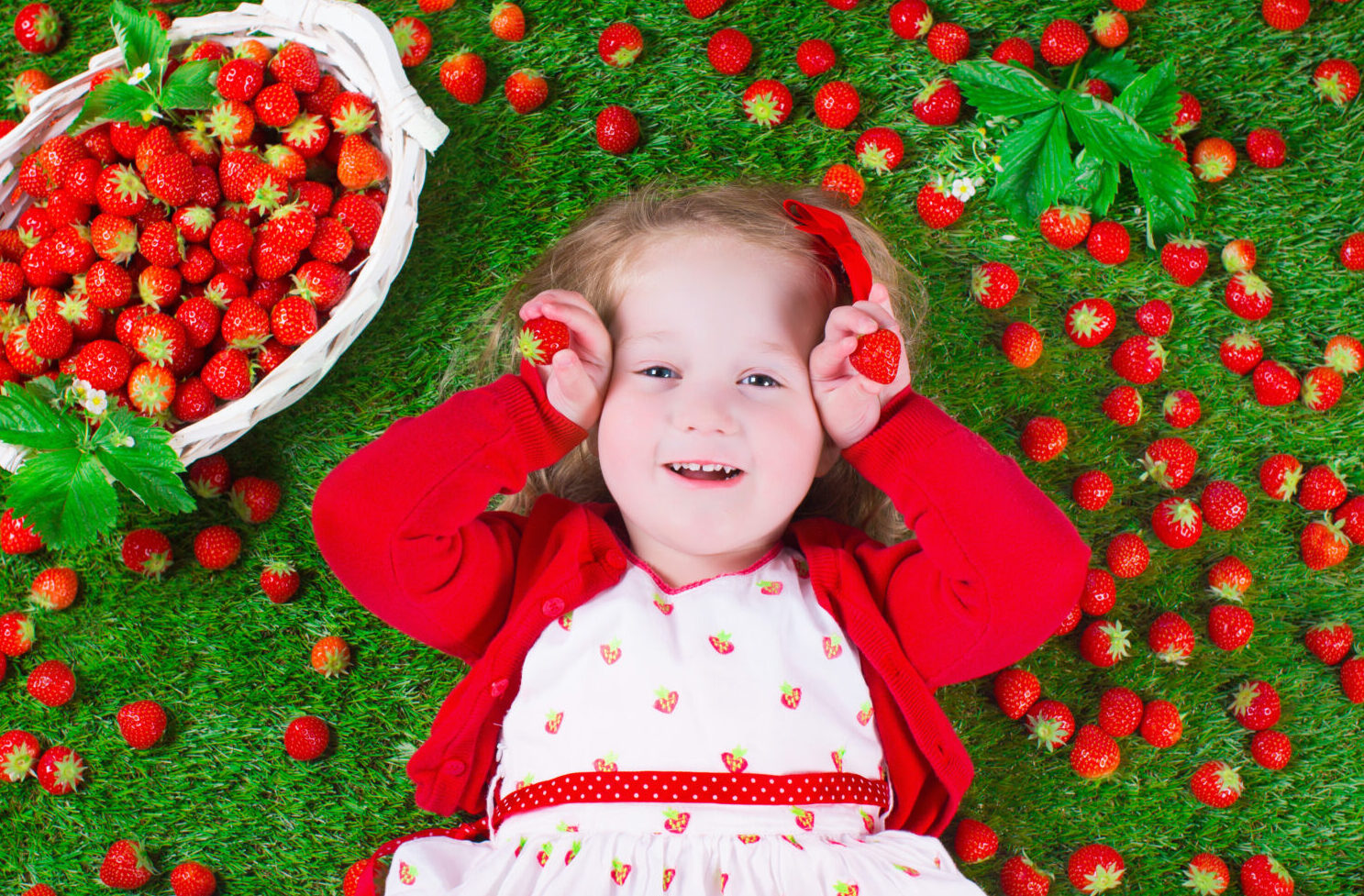 girl-strawberries-ground