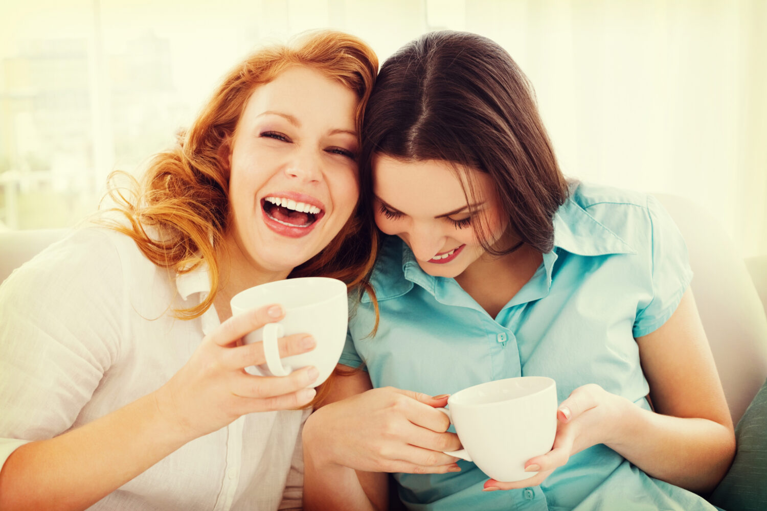friends-laughing-coffee