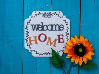 welcome-home-sign-daisy