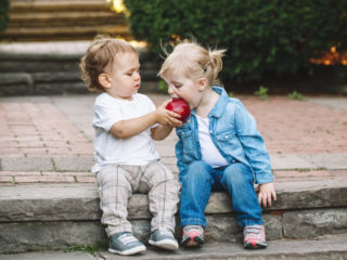 kids-sharing-apple