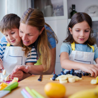 mom-cooking-with-kids