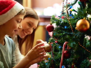 decorate-tree-christmas