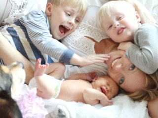 mom-kids-piled-in-bed