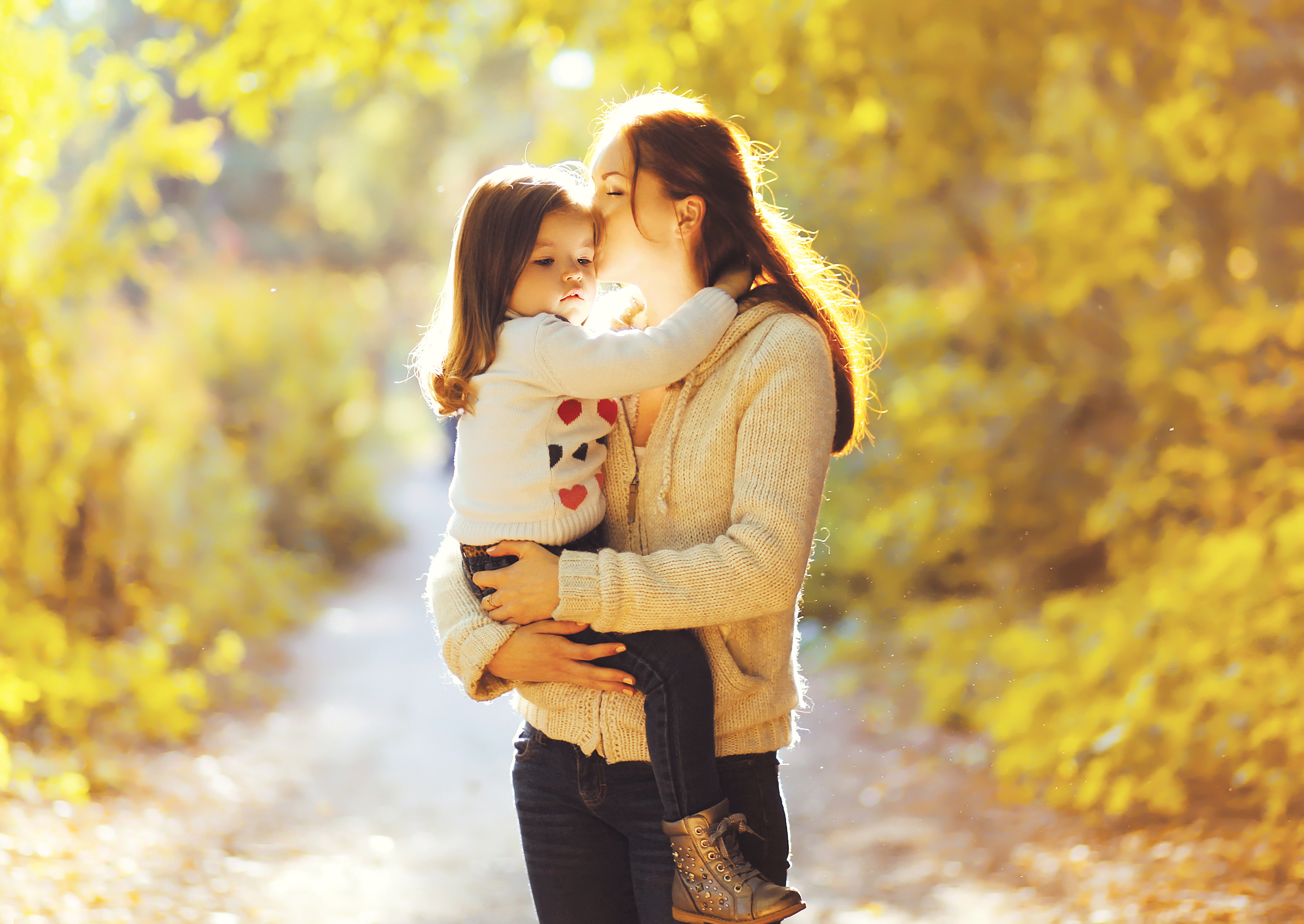 mom-kissing-daughter-gentle
