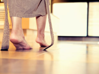 woman-barefoot-floor