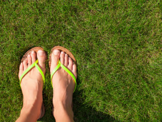 feet-grass-flip-flop