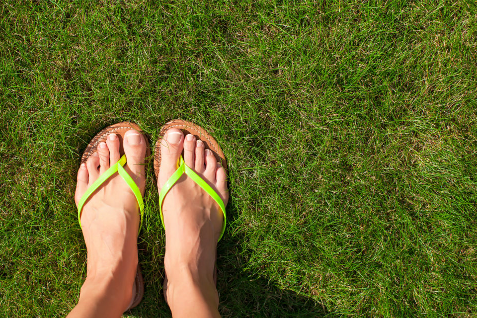 feet-grass-flip-flop