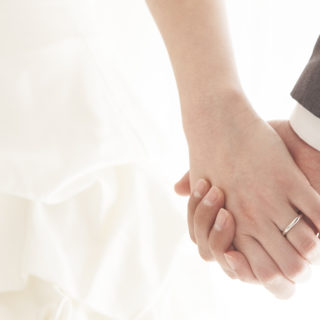 bride-groom-hold-hands-ceremony
