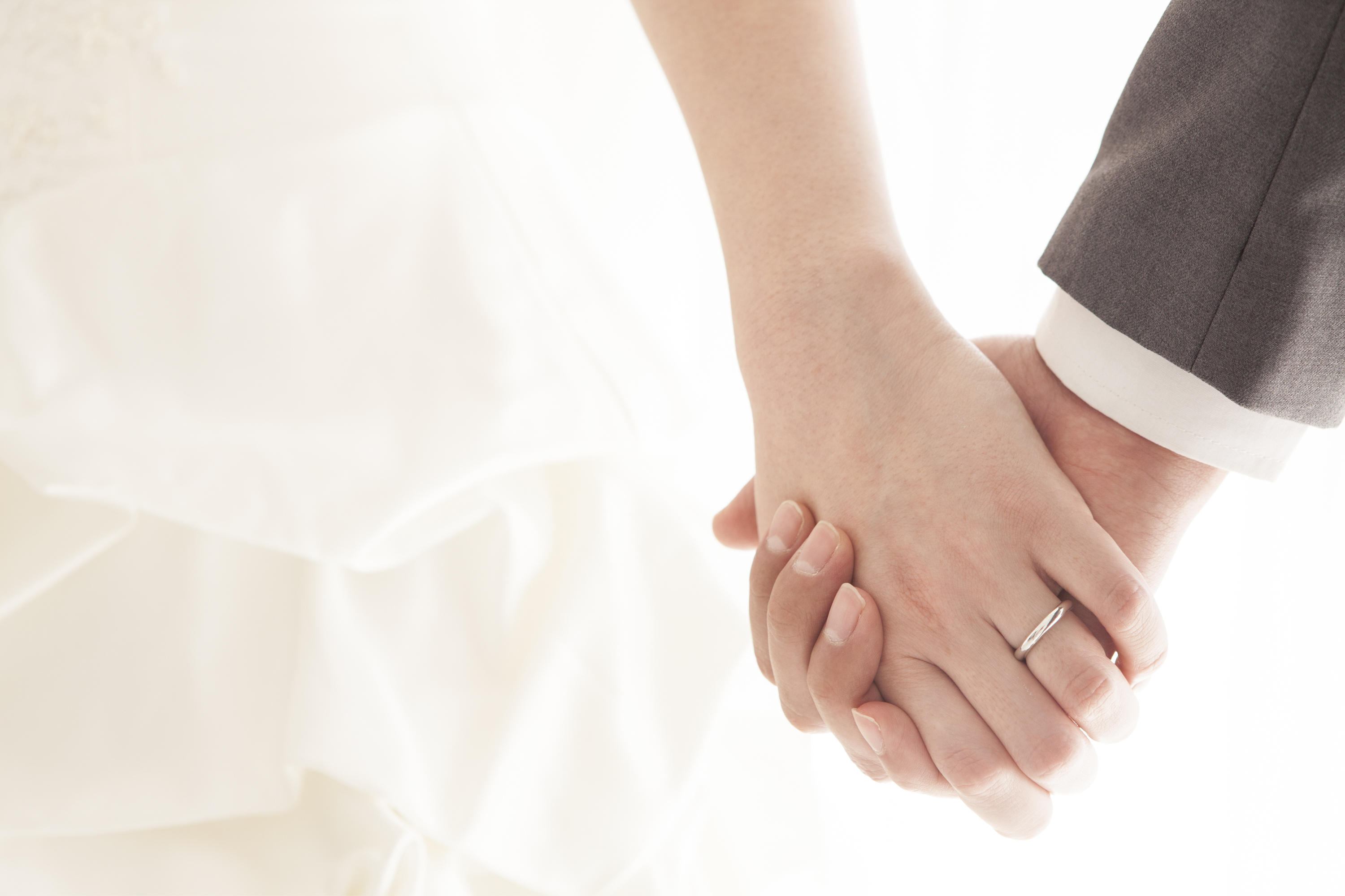 bride-groom-hold-hands-ceremony