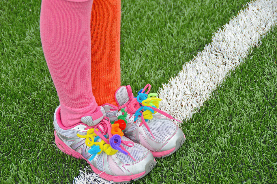 kid-mismatched-socks