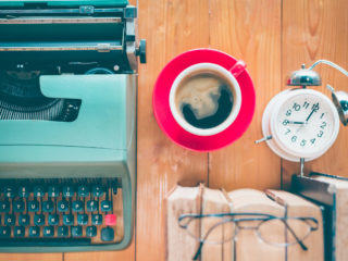 old-typewriter-coffee-clock