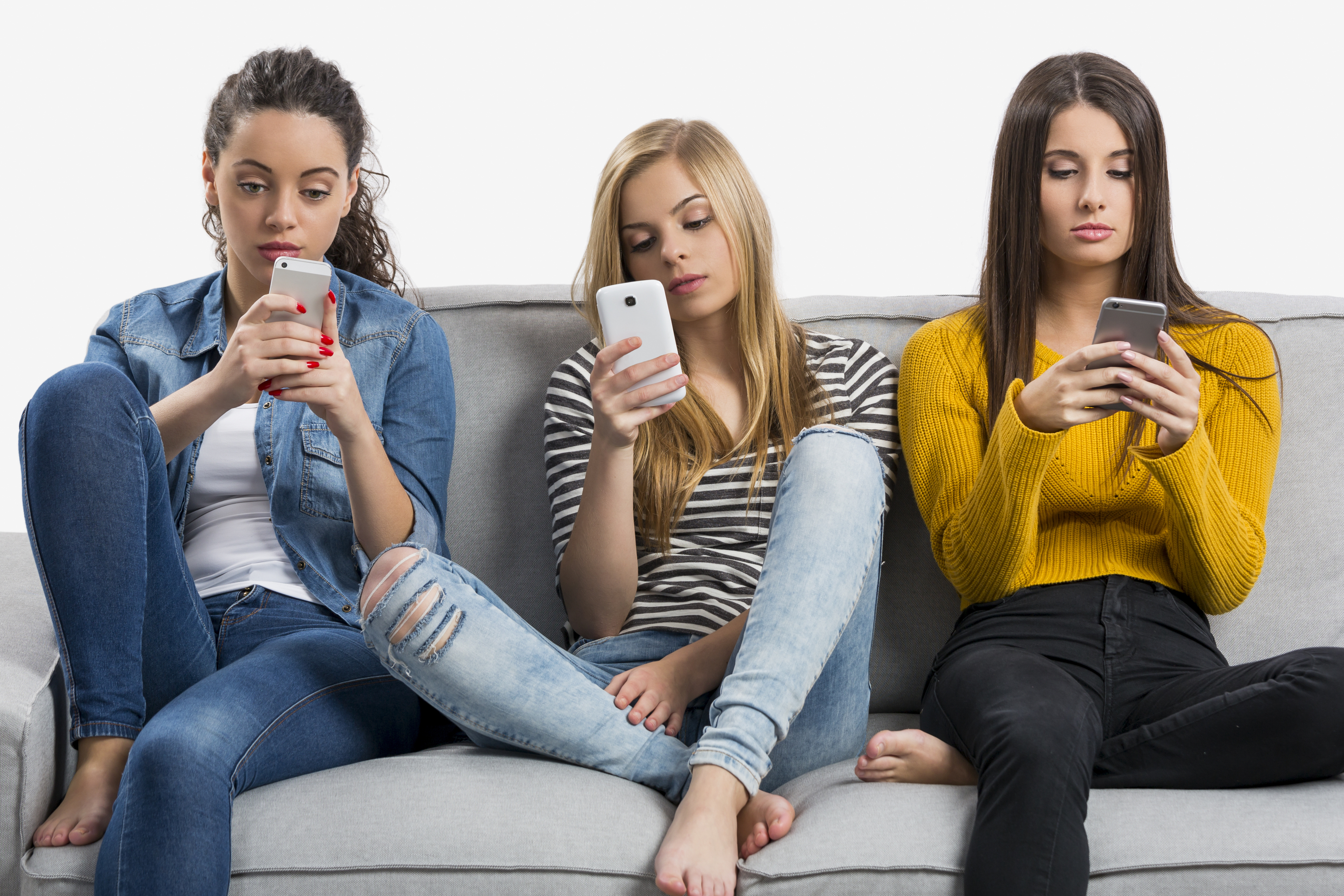 teens-staring-phones