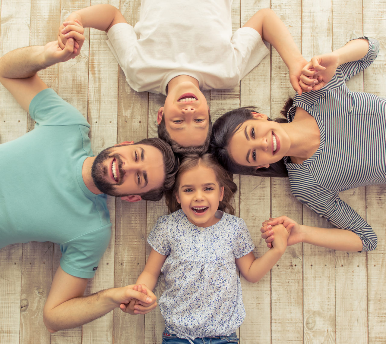 Help happy family. Семья со счастливым ребёнком. Семейная фотосессия. Счастливые дети и родители. Радостная семья с детьми.