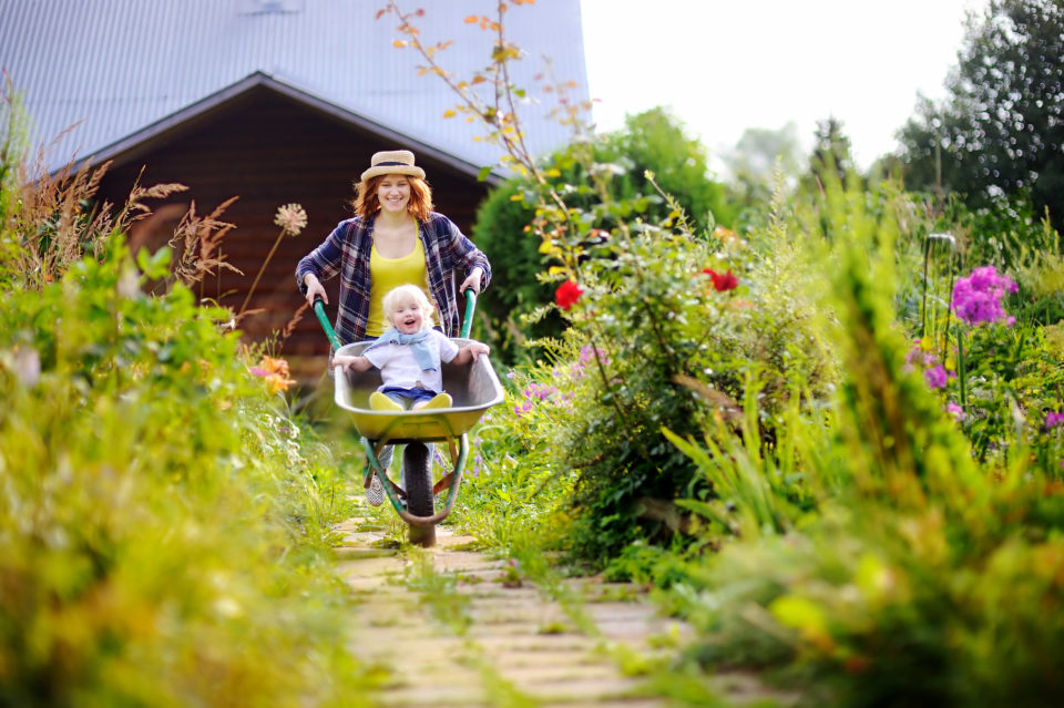 mom-kid-wheelbarrow