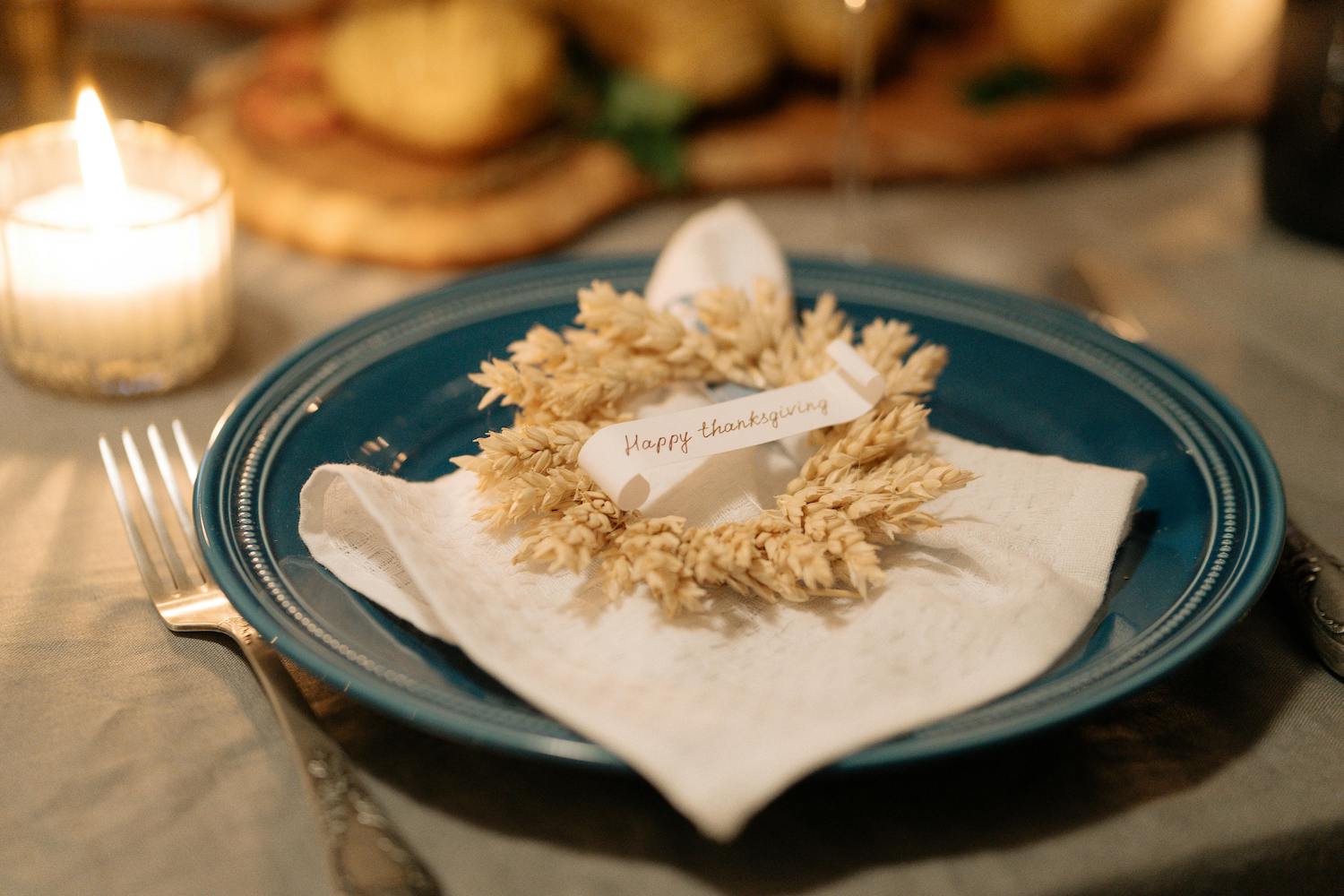 Thanksgiving plate setting with wreath