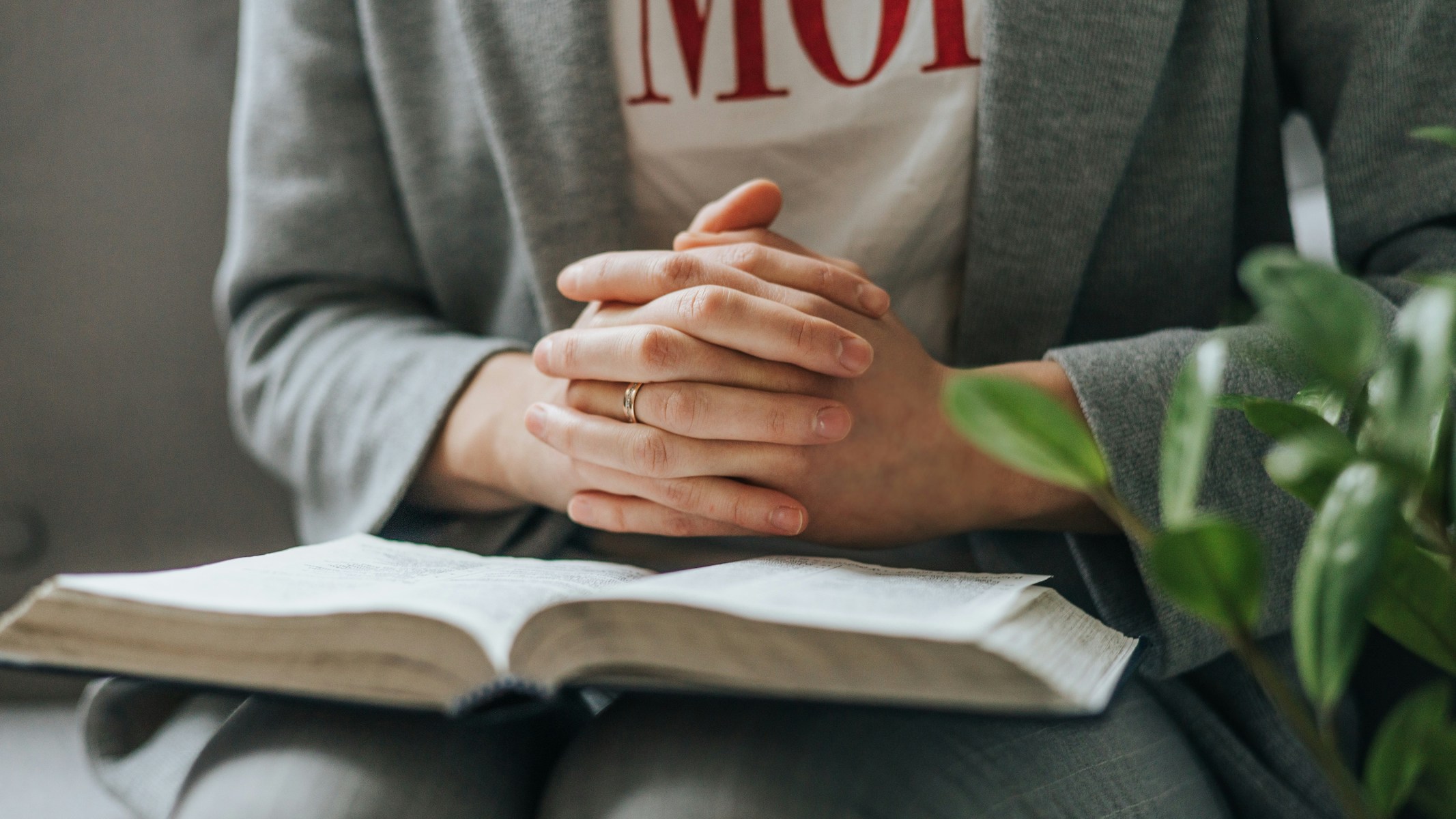 Scriptures on parenting for hard parenting days - Mom praying over bible